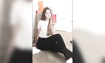 Fleeur Dinossaura: Gamer Girl Twitch Streamer Footjob Massage