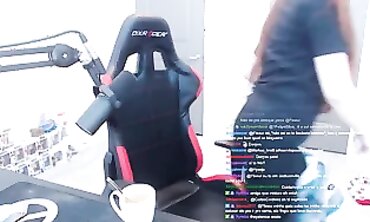 Fleeur Dinossaura: Gamer Girl Twitch Streamer Footjob Massage