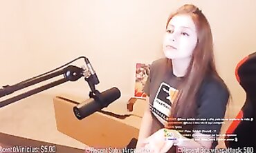 Fleeur Dinossaura: Gamer Girl Twitch Streamer Footjob Massage