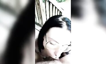 Alora Li: Éjaculation Originale sur les Lunettes