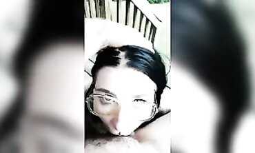 Alora Li: Éjaculation Originale sur les Lunettes