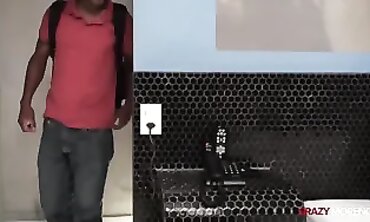 Massagista Provocante e Cliente Safada em Cena Amadora
