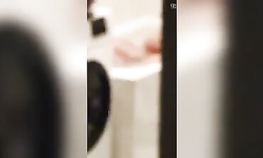 Blonde Freundin beim Baden heimlich gefilmt