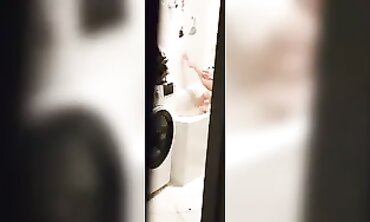 Blonde Freundin beim Baden heimlich gefilmt