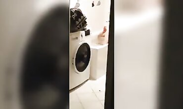 Blonde Freundin beim Baden heimlich gefilmt