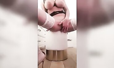 Bella Tettona Italiana Si Infila un Dito nel Culetto Stretto