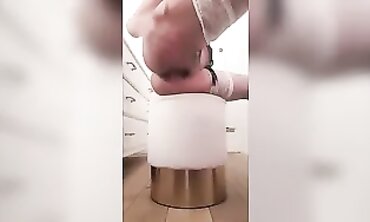 Bella Tettona Italiana Si Infila un Dito nel Culetto Stretto