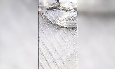 Gozada na Bunda da Menina do Lado da Rodovia em Pleno Dia