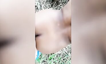 Gozada na Bunda da Menina do Lado da Rodovia em Pleno Dia