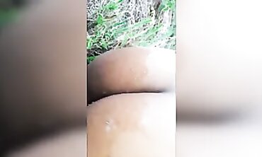 Gozada na Bunda da Menina do Lado da Rodovia em Pleno Dia