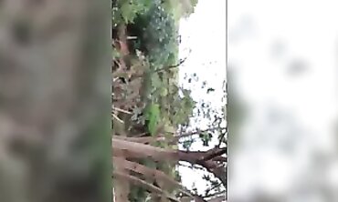 Gozada na Bunda da Menina do Lado da Rodovia em Pleno Dia