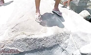 Minha Amiga Sapeca Me Leva na Praia para um Bang com Desconhecidos