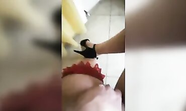 Si tocca la fica in cameretta con i genitori