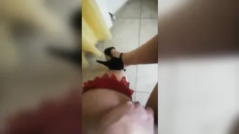 Si tocca la fica in cameretta con i genitori