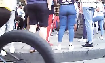 Nalgona Apretada en Pantalón Azul