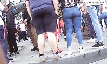 Nalgona Apretada en Pantalón Azul