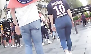 Nalgona Apretada en Pantalón Azul