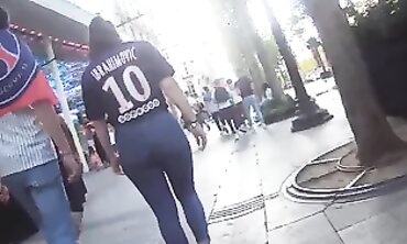 Nalgona Apretada en Pantalón Azul