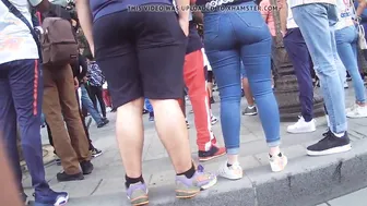 Nalgona Apretada en Pantalón Azul