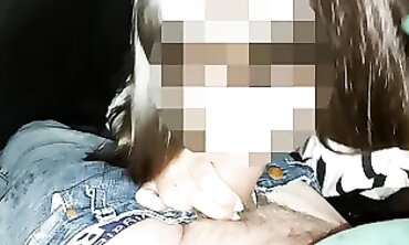 Moglie Italiana Prestata in Pubblico: Blowjob e Handjob all'Aperto