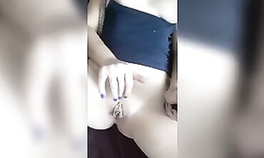 British Amateur Babe Masturbates While Chatting With Subscribers