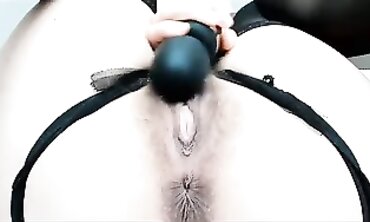 Hairy Babe Shows Fur-Covered Cunt On Webcam Chat