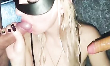 Studentessa Italiana Apprende l'Arte del Doppio Blowjob