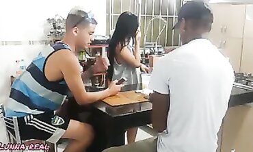Na e Red: Marido Corno na Sala com os Amigos