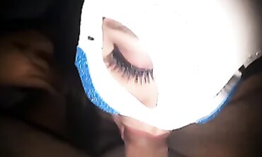 La hermosa hermana de mi hermanita recibe una mamada y leche en la cara