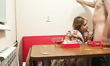 Настольные игры приводят к страстному сексу на столе