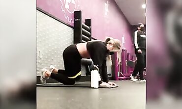 PHAT ASS WHITE GIRL Spreading At The Gym (4+ Mins)