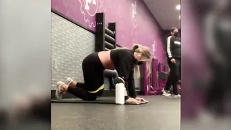 PHAT ASS WHITE GIRL Spreading At The Gym (4+ Mins)