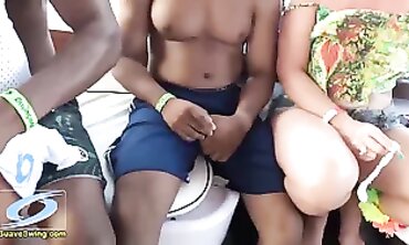 MILF Brasileira em Passeio de Escuna: Gangbang Anal e Blowjob Hardcore 2017