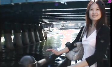 Having met on the street, he fucked the girl hard at himself, letting her jump on his dick