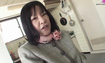 Mature Asian brunette with very hairy pussy Makiko Nakane having fun with a guy