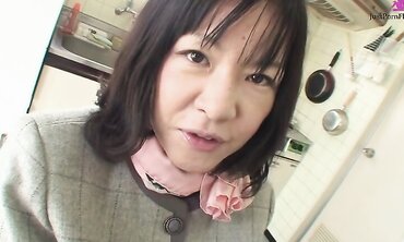 Mature Asian brunette with very hairy pussy Makiko Nakane having fun with a guy