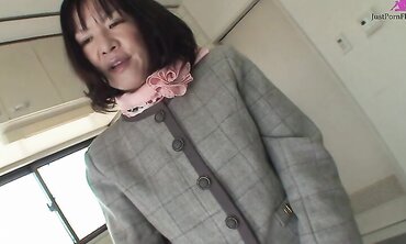 Mature Asian brunette with very hairy pussy Makiko Nakane having fun with a guy