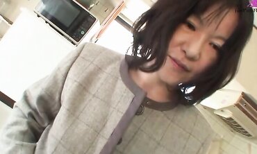 Mature Asian brunette with very hairy pussy Makiko Nakane having fun with a guy