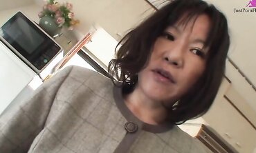 Mature Asian brunette with very hairy pussy Makiko Nakane having fun with a guy