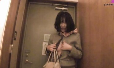 Mature Asian brunette with very hairy pussy Makiko Nakane having fun with a guy