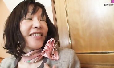 Mature Asian brunette with very hairy pussy Makiko Nakane having fun with a guy