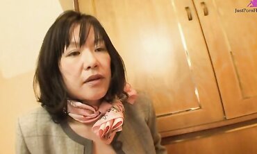Mature Asian brunette with very hairy pussy Makiko Nakane having fun with a guy
