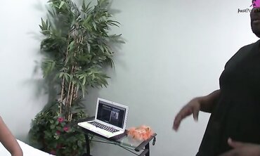 Victoria Lawson Gets Her Pussy Fucked Live In A Chat Room