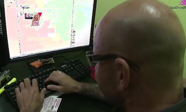 Ally Kay Gets Her Pussy Fucked Live In A Chat Room