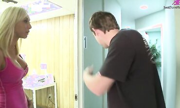 Jessica Lynn Has The Hook Up Thanks To Her Big Tits