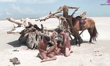 Druuna Diva Takes Dick On The Sandy Beach