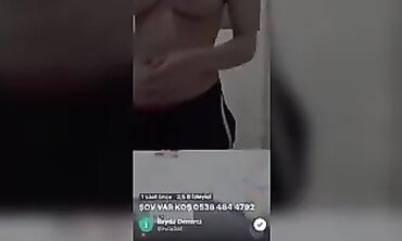 Gavat Kiro Sevgilisini Pazarliyor: Mükemmel Göğüsler