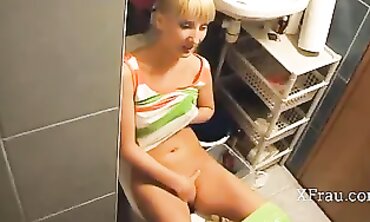 Reife Freundin Anal auf der Toilette