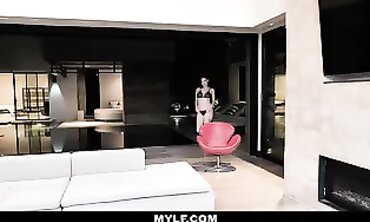 Sovereign Syre Gives an Irresistible Blowjob in MYLF POV