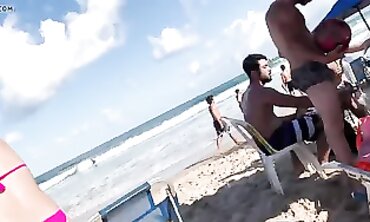 Novinha Loira e Sua Amiga Gordinha no Biquíni